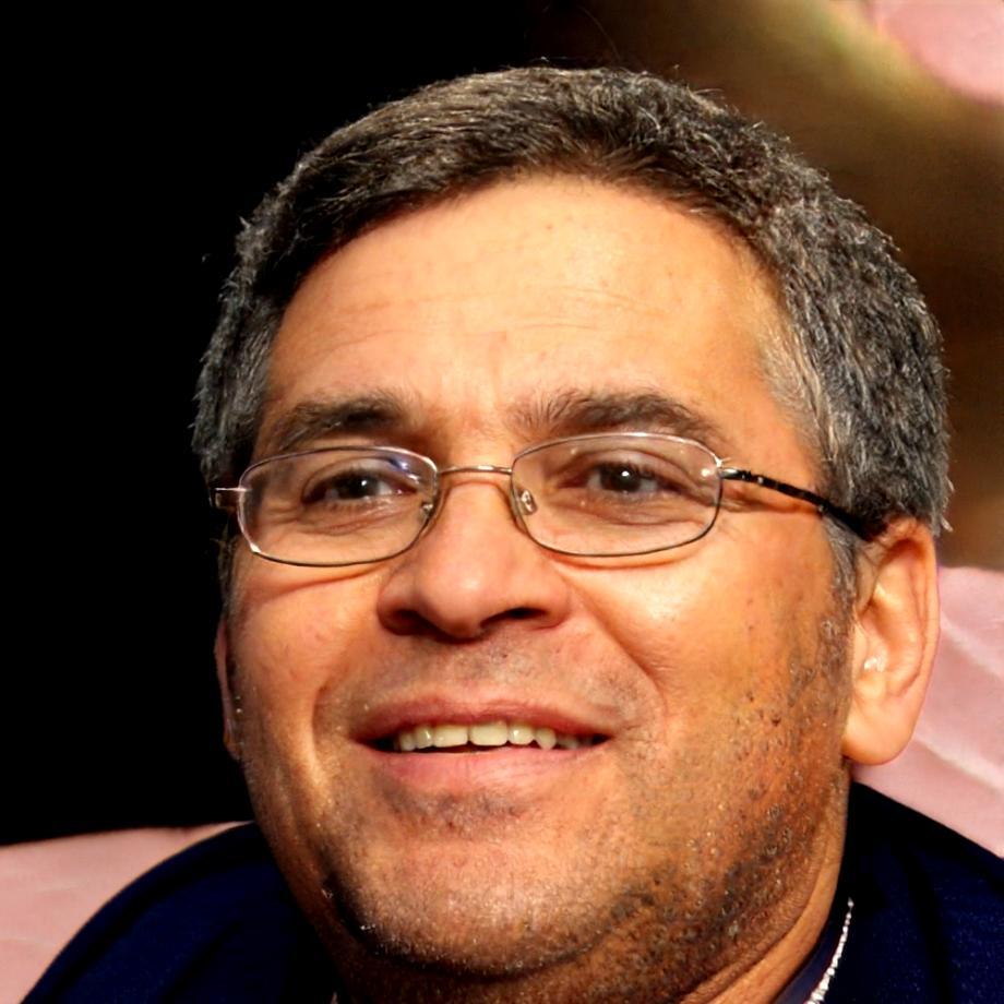 Carlos Mendoza, instructor experto en análisis financiero